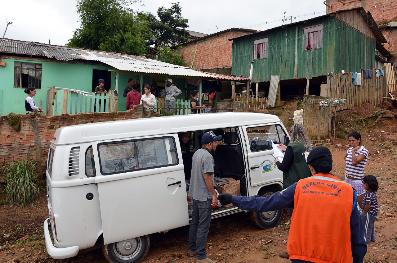 Assistência Social e Defesa Civil entregam materiais para famílias atingidas por chuvas Assistência Social e Defesa Civil entregam materiais para famílias atingidas por chuvas