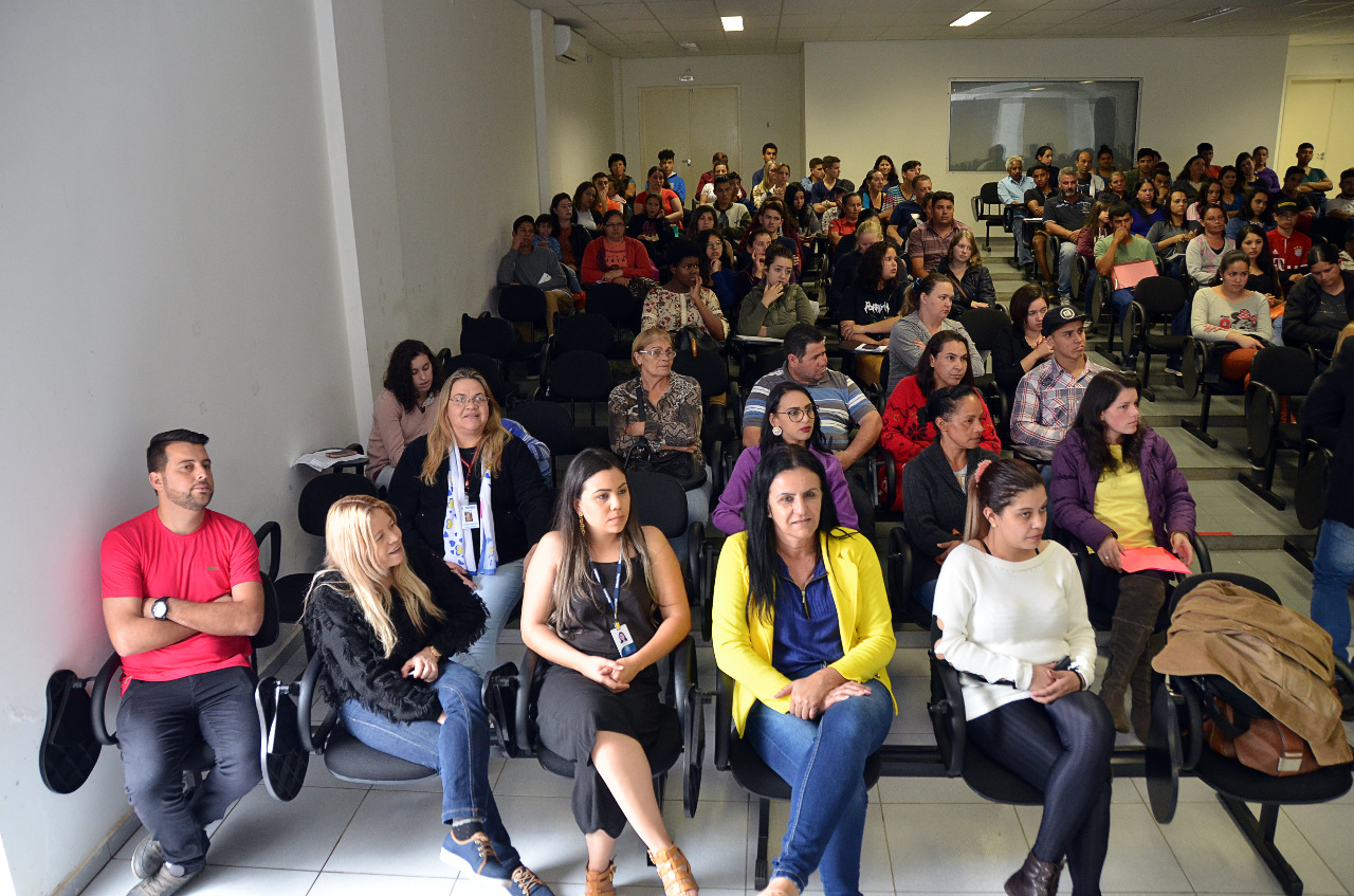 Secretaria do Trabalho reúne pais dos jovens aprovados em teste seletivo Secretaria do Trabalho reúne pais dos jovens aprovados em teste seletivo