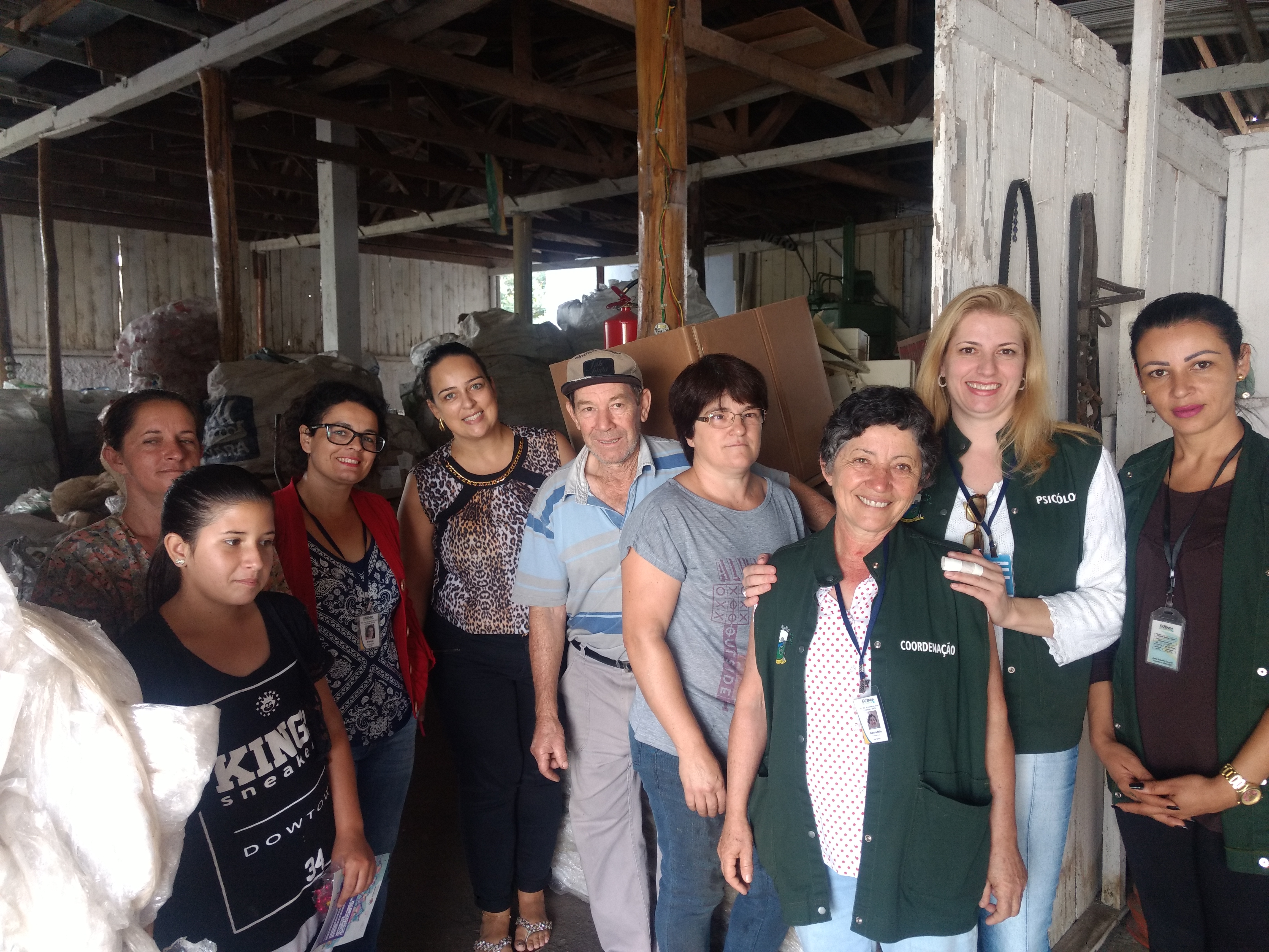 Assistência Social leva orientações para mulheres que atuam em reciclagem Assistência Social leva orientações para mulheres que atuam em reciclagem
