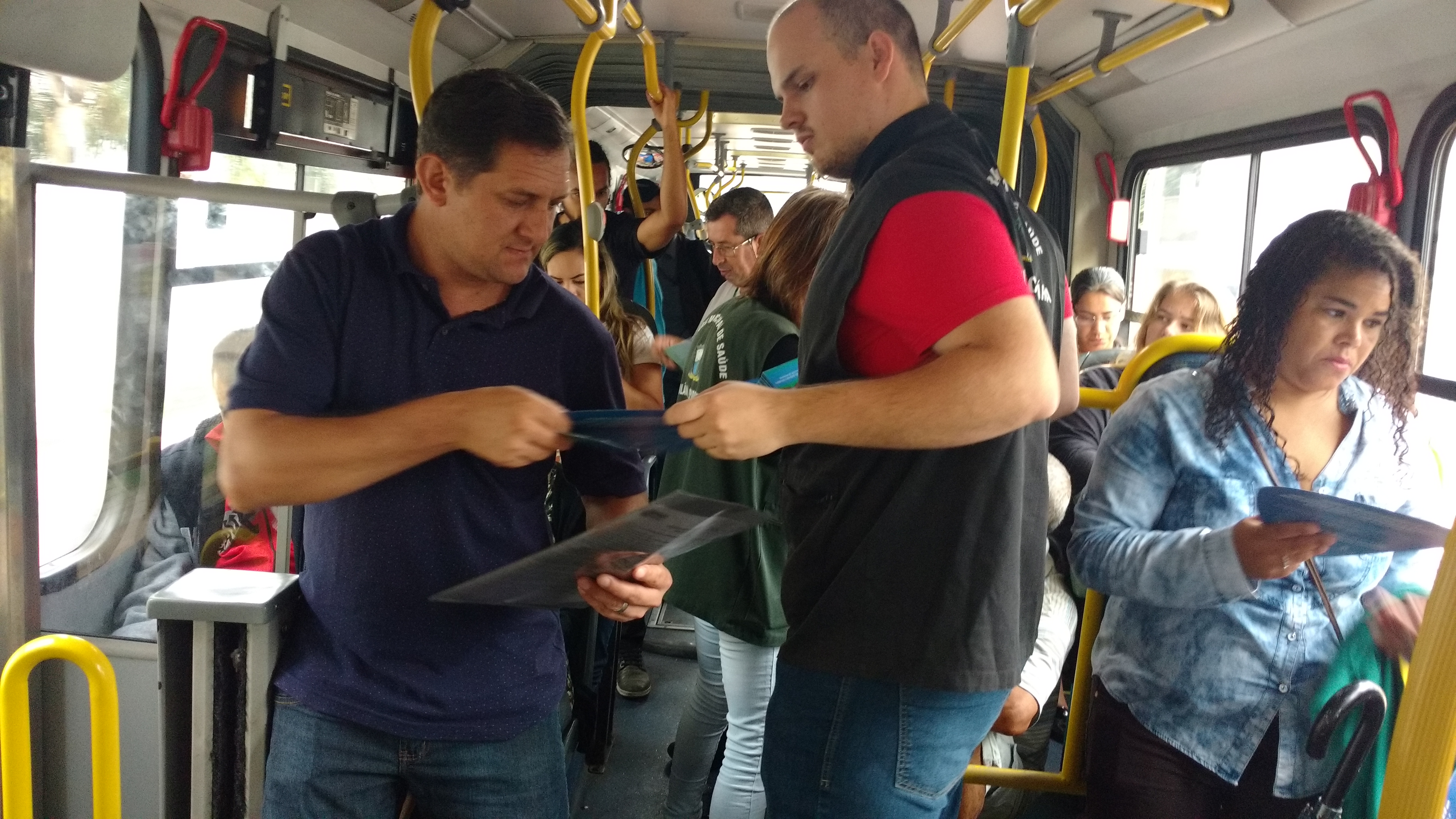Ação no transporte coletivo de Fazenda Rio Grande marca o Dia Mundial de Combate à Tuberculose Ação no transporte coletivo de Fazenda Rio Grande marca o Dia Mundial de Combate à Tuberculose